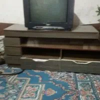 یک عددتلویزیون ومیزتلویزیون فروشی