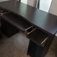 میز تحریر و کامپیوتر