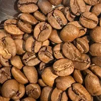 فروشنده در فروشگاه چایی و قهوه