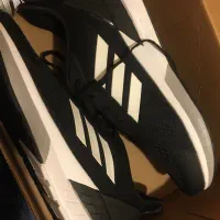 یک جفت کتونی آدیداس