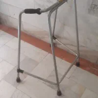 واکر ثابت و یک جفت عصا زیر بقلی سالم