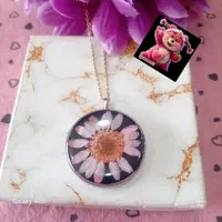 گردنبند و مجسمه رزینی