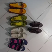 دمپایی ساحلی و یک جفت کفش چرمی