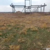 زمین ۱۶۵۰ متری با ساختمان نیمه‌کاره در روستا