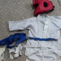 لباس کاراته سالم و نو با دوکمربند و کلاه ایمنی