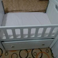 تخت و گهواره کنار مادر
