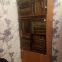 یک عدد کتابخانه ۵طبقه پایین ،درب دار سالم وتمیز