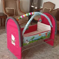گهواره کنار تخت مادر