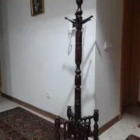 چوب لباسی چوبی رخت اویز قدیمی ایستاده
