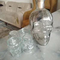 ۴استکان کوچک و یک بطری استخوانی