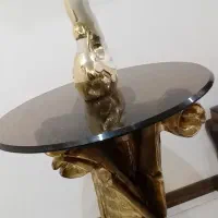 میز کنار سالنی با دکوری روش سالم