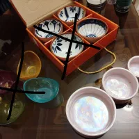 تعدادی کاسه به فروش می‌رسد