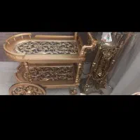 کالسه طلای ساعت ایستاده .کمددراورکودک