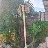 دوتا چراغ پایه دار حیاط