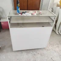 میز پیشخوان ام دی اف ۲ عدد و چندتا مانکن