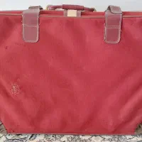 چمدان قدیمی و نوستالژی زرشکی|کلکسیون اشیاء عتیقه|اصفهان, ارغوانیه|دیوار