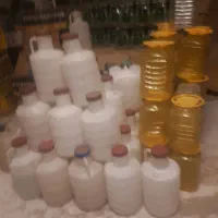 دبه ترشی و شیشه نوشابه