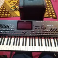 نوازنده کیبورد و گروه کامل