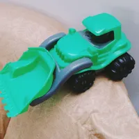 ماشین بازی  و عروسک بچه ها وگل ها