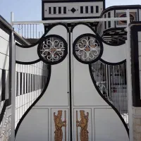 رنگ آمیزی درب و پنجره و ساختمان