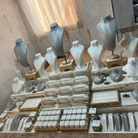 دکور طلا مانکن طلافروشی ویترین طلا استند