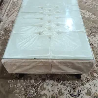 جلوی مبلی همراه با شیشه