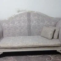 مبل نیم سلطنطی با یک میز بزرگ