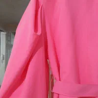 بارانی صورتی عروسکی|لباس|رشت, منظریه|دیوار