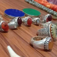 انگشتر‌های‌کهنه‌‌. مهره.  مرجان‌ .آویز‌های‌کهنه