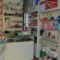 دکور و تابلو مغازه آرایشی