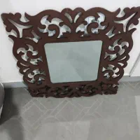 آینه دیواری و یک عدد پشتی طبی صندلی