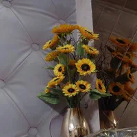 مجسمه های شطرنج بژ رنگ و گلدان طلایی آفتابگردان|مجسمه، تندیس، ماکت|تهران, تهرانسر شرقی|دیوار
