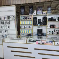 فروشنده خانم غرفه موبایل