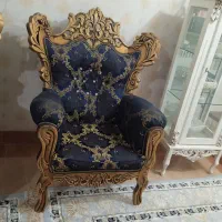 مبل هفت نفره با یک عسلی بزرگ دوتا عسلی کوچک