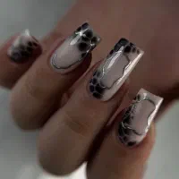 دستیار ناخن مسلط به ( لاک ژل دست و پا  )