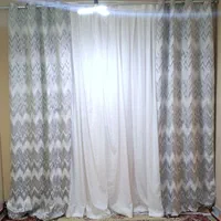 دو عدد پرده و ۸ عدد پشتی