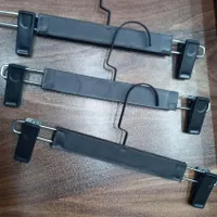 دو گیره آویز لباس مشکی