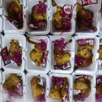 آشپز  یا کمک آشپز  دو نفر نیروی سالن دار وظرف شور