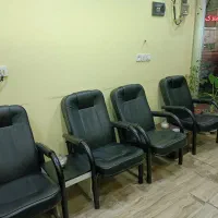 میز مدیریت و ۸ عدد صندلی میزبان