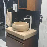 روشویی از جنس سنگ همراه آینه و کنسول