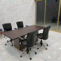 میز کنفرانس و صندلی گردان