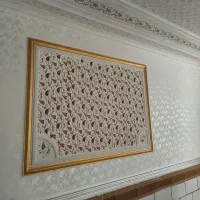 نقاشی طرح کاغذدیواری وسفید کاری با رنگ پلاستیک