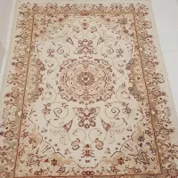 تعداد زیادی قالیچه و کناره و گلیم فرش