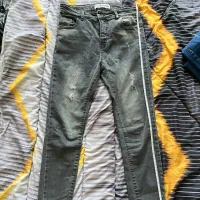 تعدادی شلوار جین بچگانه