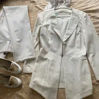 کت شلوار و کفش سفید