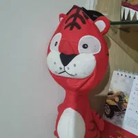 تعدادی عروسک و تخته وایت برد کودک