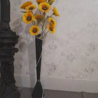گلدان همراه با گل مصنوعی