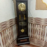 یک عدد ساعت ایستاده درحدنو