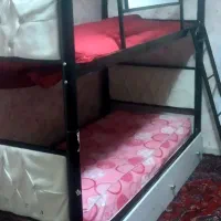 تخت دو طبقه فلزی.
