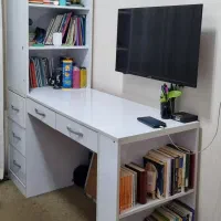 میز تحریر و کتابخونه